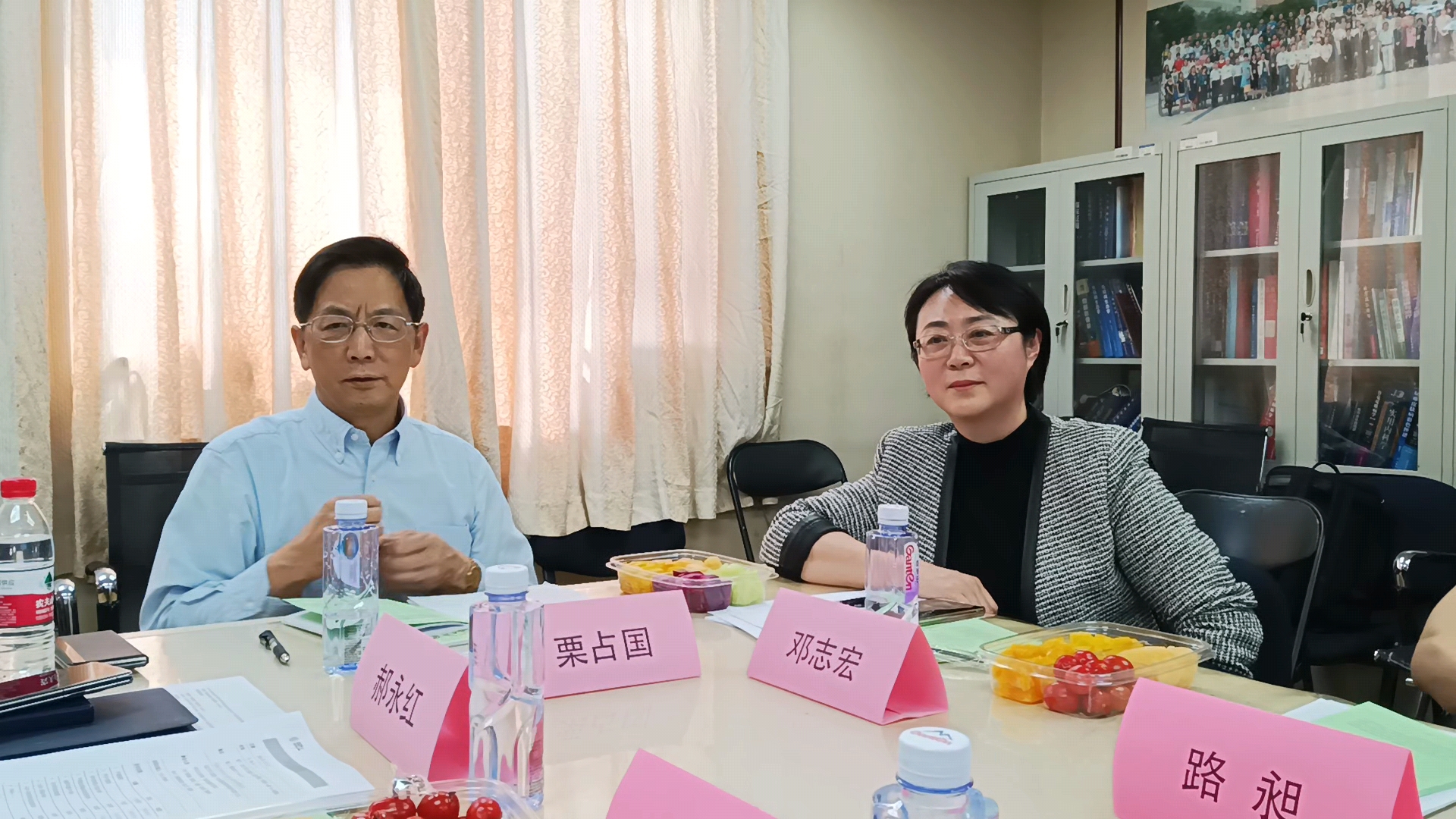 1776156878616774.jpg 北大人民医院栗占国教授和邓教授讲话.jpg